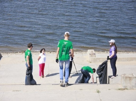 Волонтеры убрали мусор на «Сталинградской переправе»