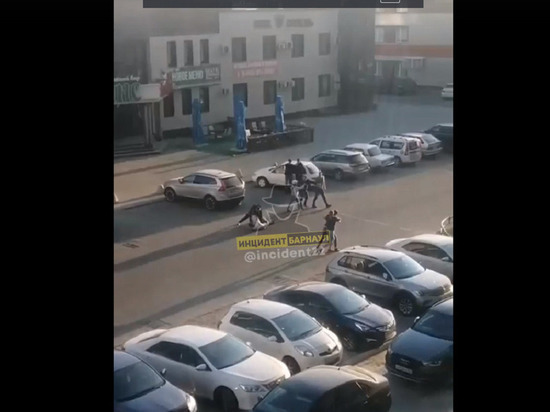 Массовая драка произошла возле пивбара в Барнауле