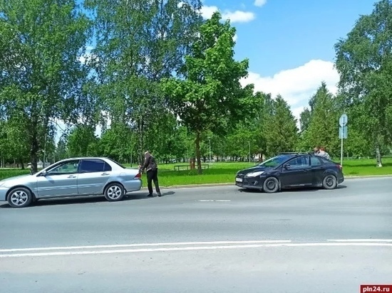 Авария на улице Труда в Пскове затруднила движение