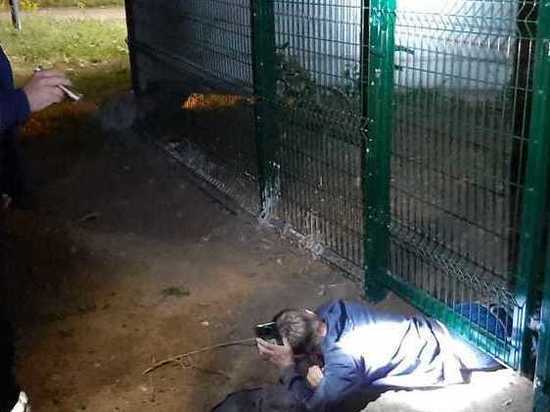 В Набережных Челнах спасатели помогли застрявшему под забором мужчине