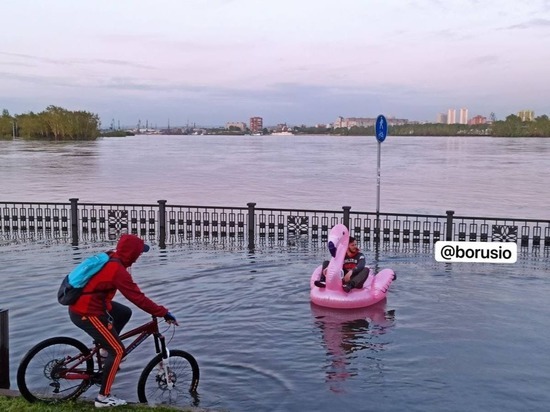 Красноярцы плавают на розовом фламинго и моторке по затопленной набережной