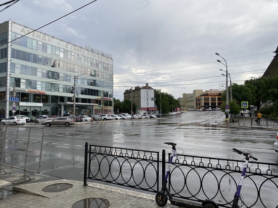 В Астрахани устраняют последствия сильного дождя