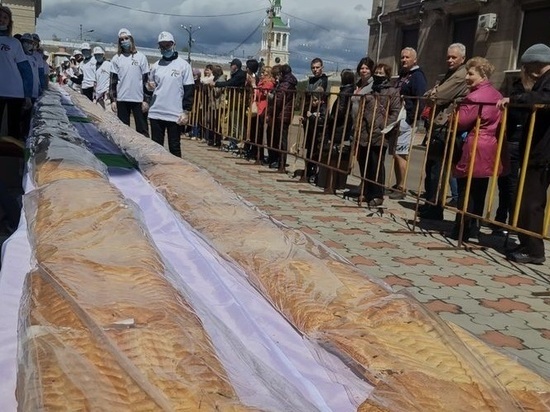 В Ангарске в честь юбилея испекли 70-метровый пирог с капустой