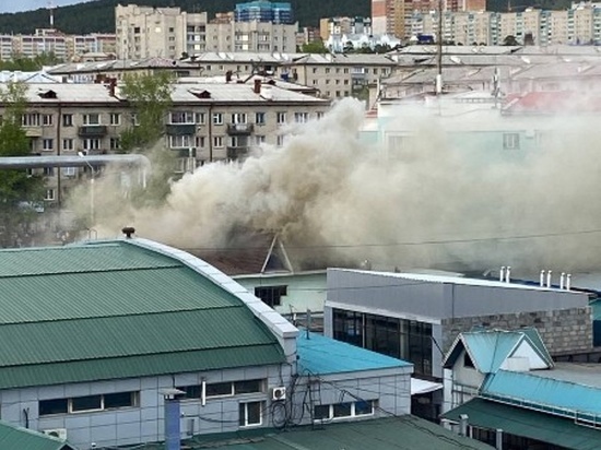 Соседнее с ТЦ «Ся-Ян» здание загорелось в Чите