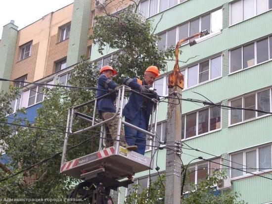 Рязанские коммунальщики устраняют последствия урагана