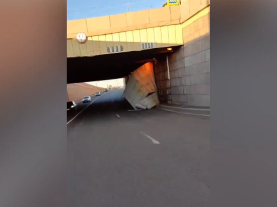 Мотоциклист чудом не попал под обрушение облицовки под Литейным мостом