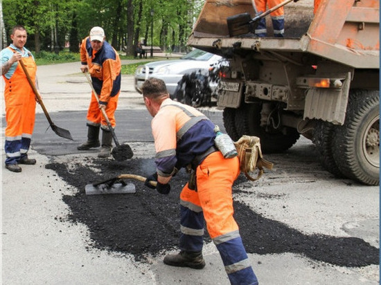 Около 11 тысяч квадратных метров дорожных ям ликвидировали в Смоленске с начала года