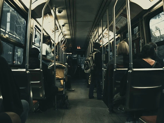 В Смоленске из автобуса ногой вытолкнули беременную девушку