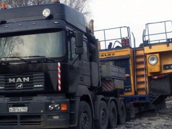 Проломивший асфальт под Новосибирском грузовиком нанес ущерб 6,6 млн
