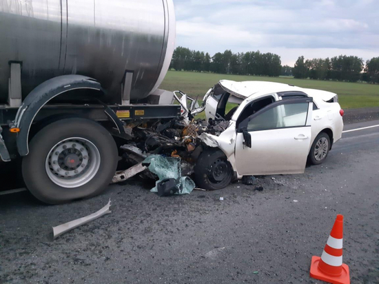 Водитель «Тойоты Королла» погиб после столкновения с грузовиком на трассе под Омском