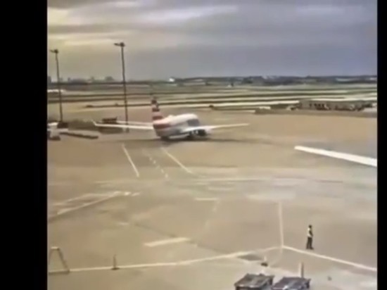 Пассажирский Boeing 737 снёс крылом фонарный столб: видео