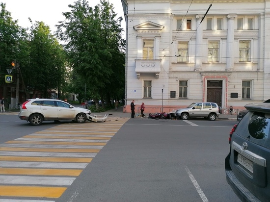 В Ярославле «Вольво» отправило в нокаут байкера с девахой