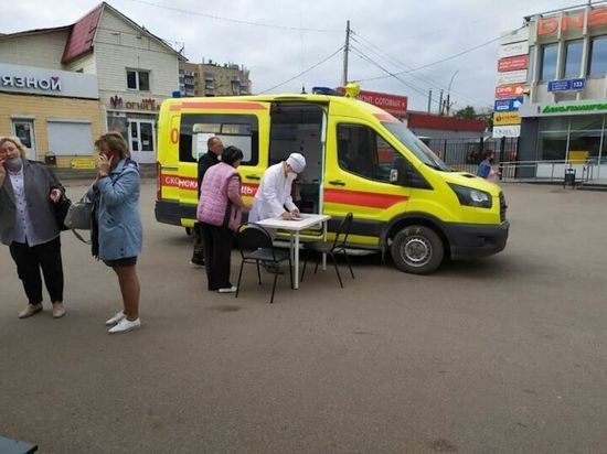 Первые пациенты прошли covid-вакцинацию возле станций метро в Казани