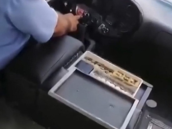 В Краснодаре водитель автобуса высадил пассажиров за попытку оплатить поездку картой