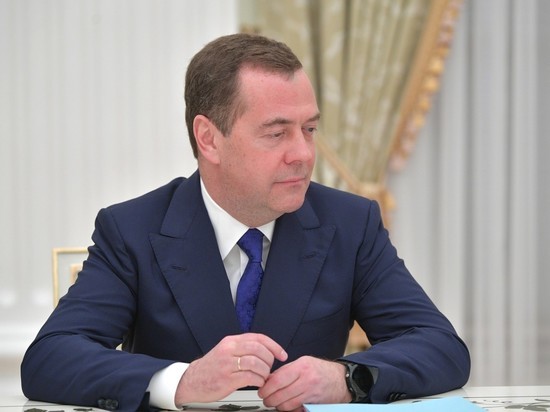 Медведев назвал справедливой маркировку СМИ - "иностранных агентов"