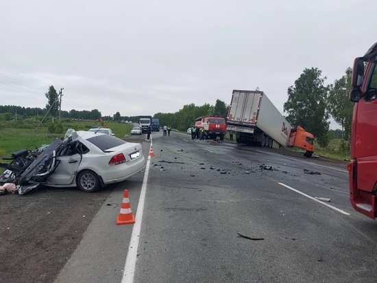 В Челябинской области водитель легкового автомобиля въехал в фуру и погиб