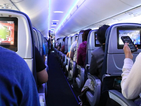 Привитым от коронавируса могут запретить полеты на самолетах