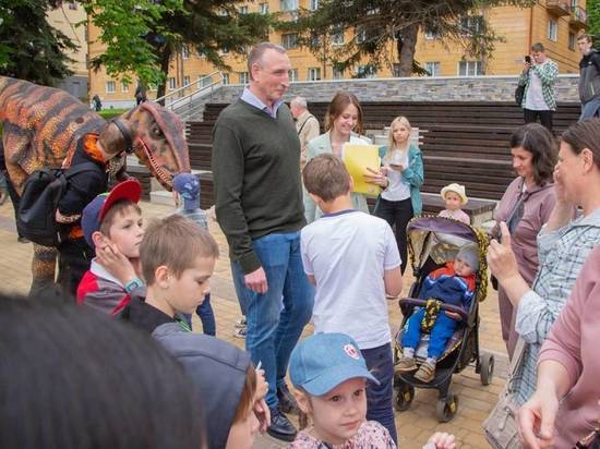 Александр Козловский организовал праздник для детей из Великих Лук