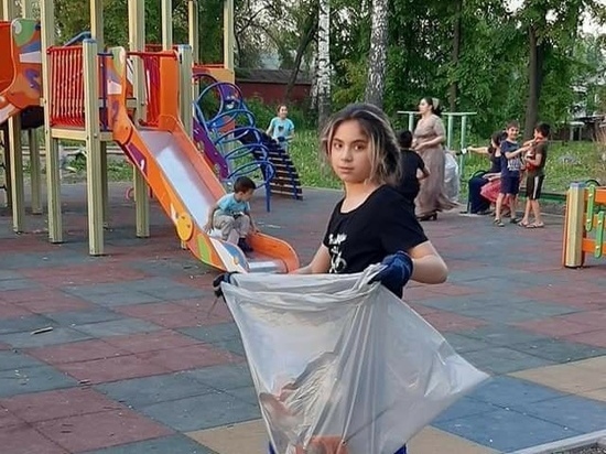 Дягилевские цыгане провели субботник на детской площадке в Рязани