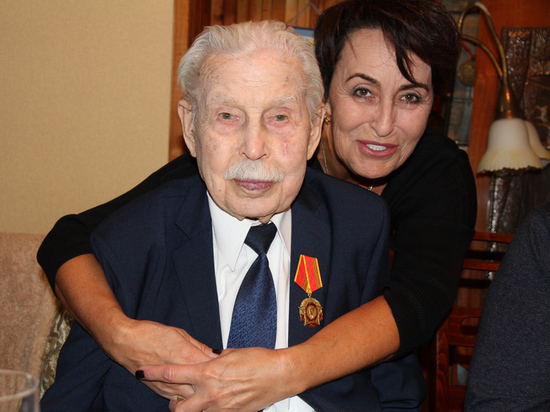 Он участвовал в спасении приземлившихся в тайге в 1965 году Алексея Леонова и Павла Беляева