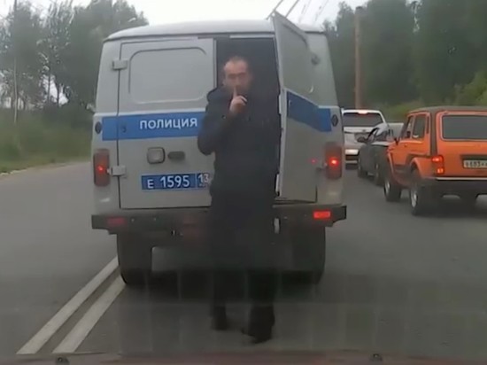 Россиянин сбежал из полицейской "буханки" и повеселил пробку