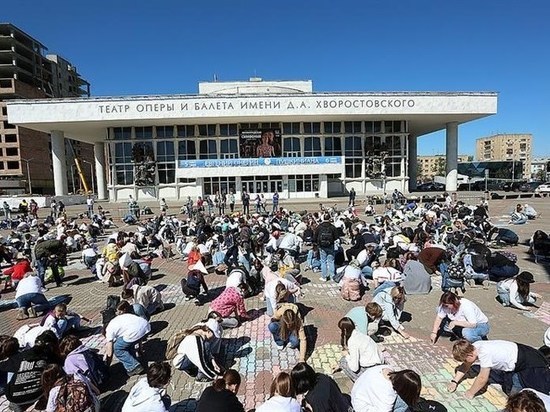 В Красноярске установлен рекорд России по одновременному рисованию мелками