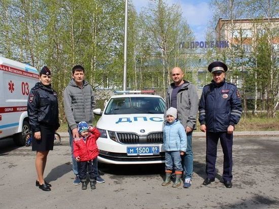 Юным жителям Ноябрьска показали спецтехнику спасательных служб