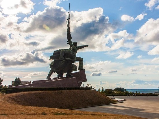 Вандалы разукрасили памятник солдату и матросу в Севастополе