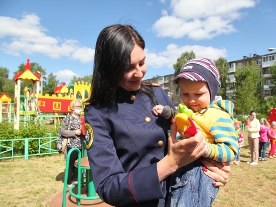 Тверские следователи поздравили детей в доме ребёнка