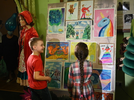 В донецкой муздраме открылась выставка детского творчества