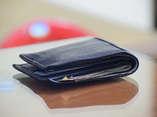 Смолянка украла банковскую карту друга и обналичила 12 тысяч рублей