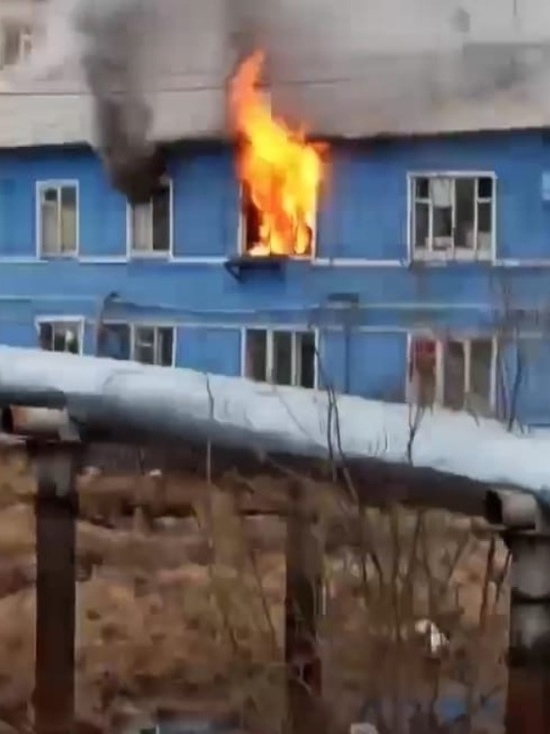 Двоих жильцов спасли пожарные из горящего дома в Тазовском