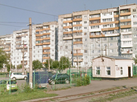Кемеровчане обеспокоились внешним видом жилого дома напротив нового крытого катка
