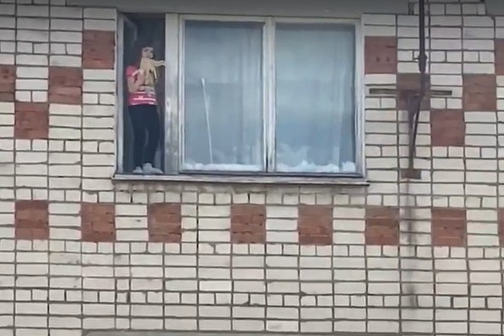 Чуть не выпал. Ребенок стоял на карнизе за окном. Черногорск Дзержинского 12а выпал из окна 30 июня 2022. Выпал из окна в Черногорске. Маленький ребенок стоит на карнизе окна.