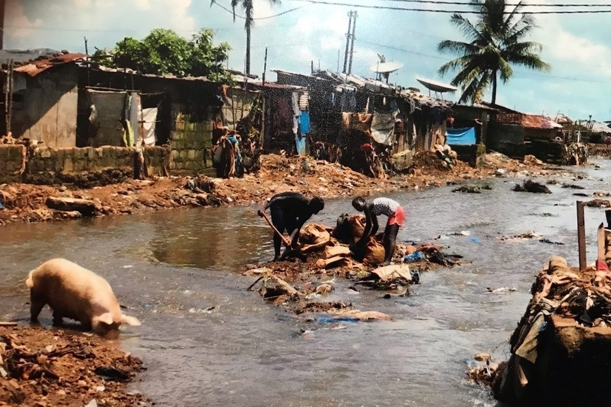 Самая бедная страна в мире 2024. Сьерра Леоне трущобы. Сьерра Леоне бедность. Сьерра-Леоне потоп.