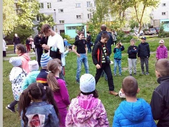 Брянский спортклуб устроил детский праздник во дворе