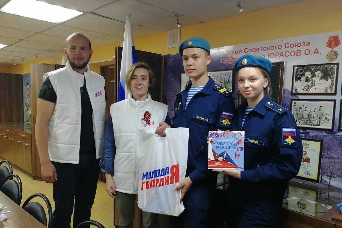 Костромские молодогвардейцы поздравили детей