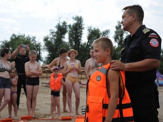 Отдыхающих на волгоградском пляже научили спасению на воде