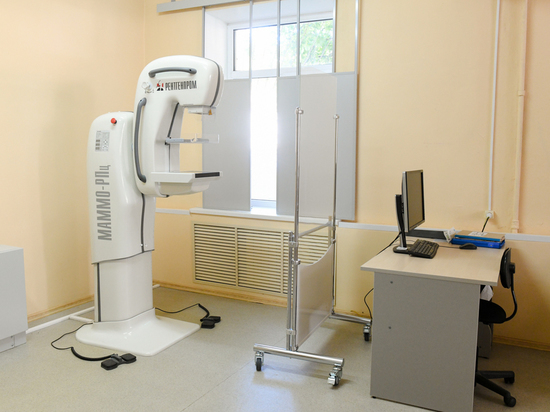 В Смоленске на Ново-Ленинградской губернатор увидел, как работает новый маммограф