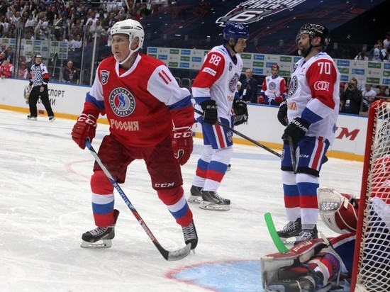 «Делаю вид, что умею играть»: Путин рассказал о своих навыках в хоккее