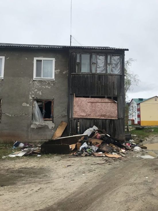 Живем около свалки: жители Ноябрьска пожаловались на кучу мусора во дворе