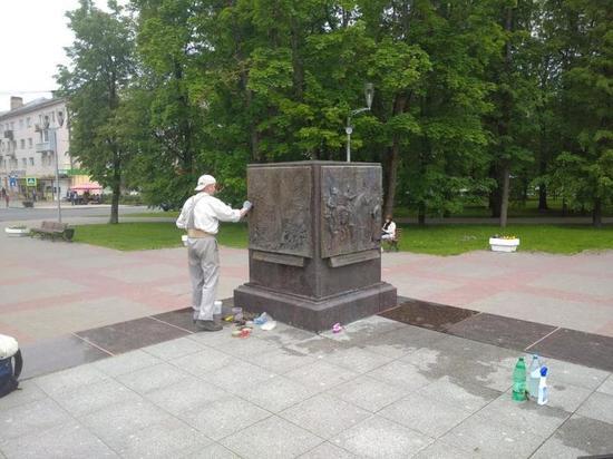 Новгородские скульпторы приведут в порядок барельеф стелы «Город воинской славы»