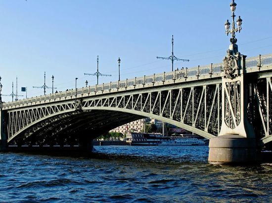 Перекрытый Дворцовый мост застопорил движение на Васильевском острове