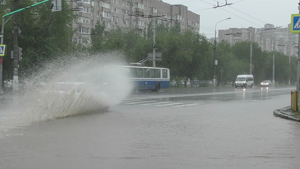 Сильный ливень накрыл Волгоград: потоп в объективе фотографов