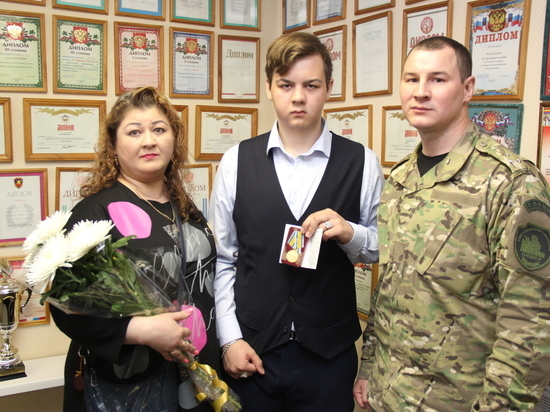 Кадету из Сургута вручили медаль за спасение утопающего