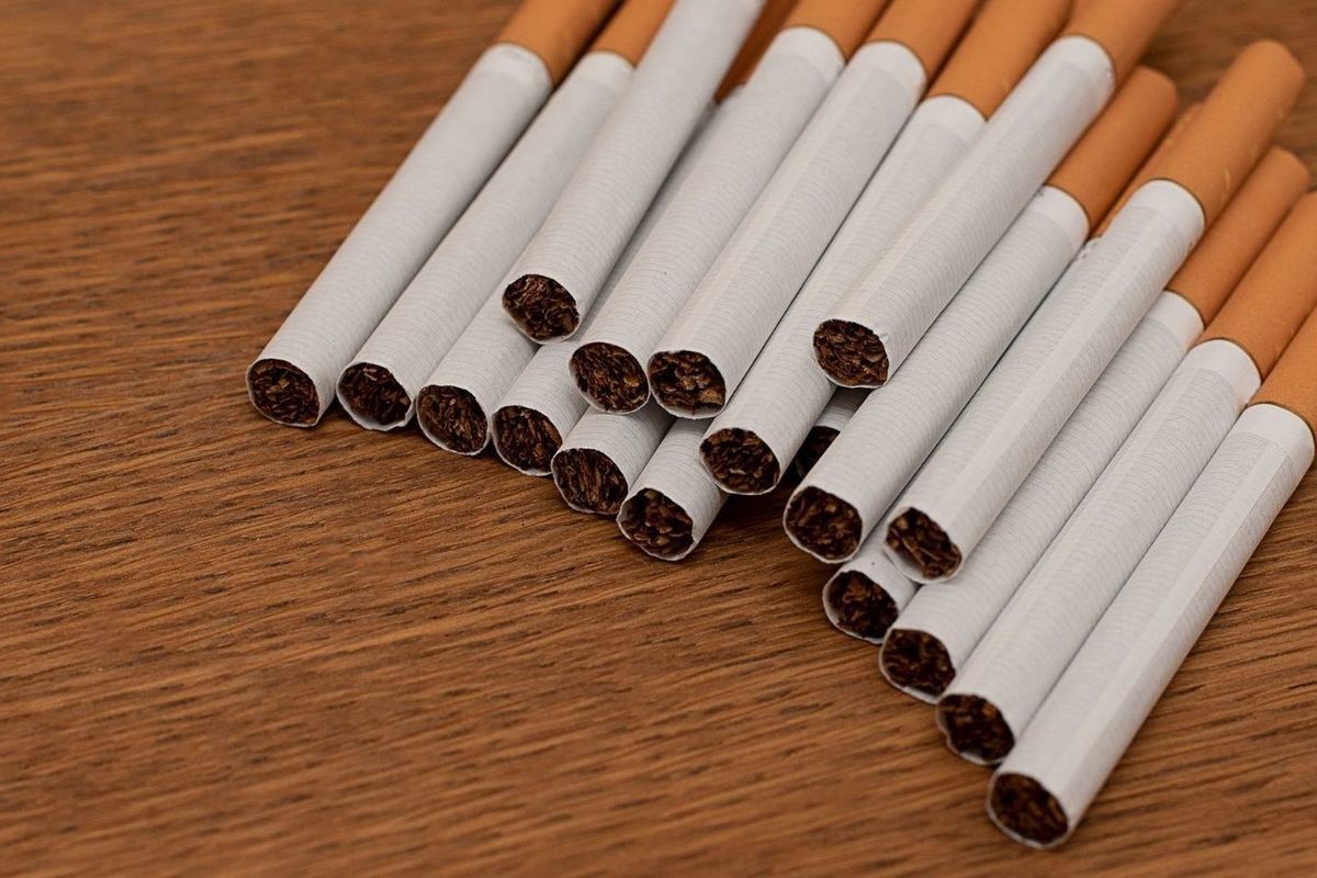 Сигареты с белым фильтром. Белые сигареты с белым фильтром. Сигареты из бумаги. Сигареты бело коричневые. Из чего можно сделать сигарету
