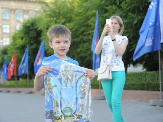 Волгоградские волонтеры дарят всем гостям региона сувенирные наборы