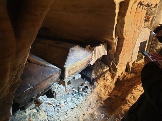 Кирпичную кладку склепов укрепляют в пещерах Псково-Печорского монастыря
