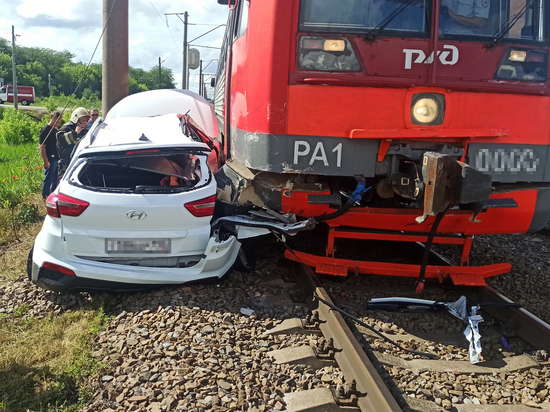 На Кубани поезд сбил иномарку и протащил её 20 метров