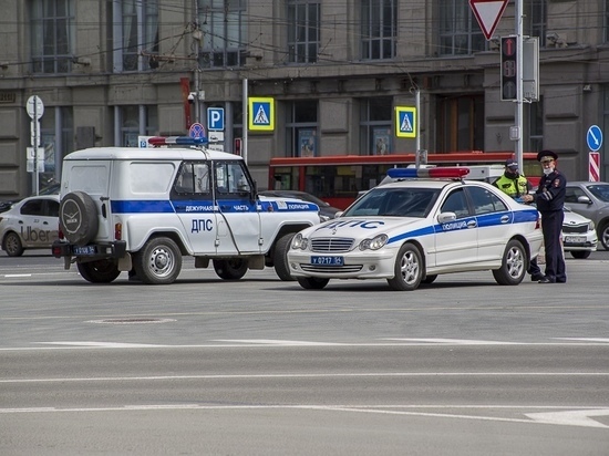 В Новосибирске водитель на LADA сбегая от инспекторов ДПС врезался в дорожный знак